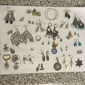 Jewellery lot with earrings, pendants, necklaces in gold and silver
